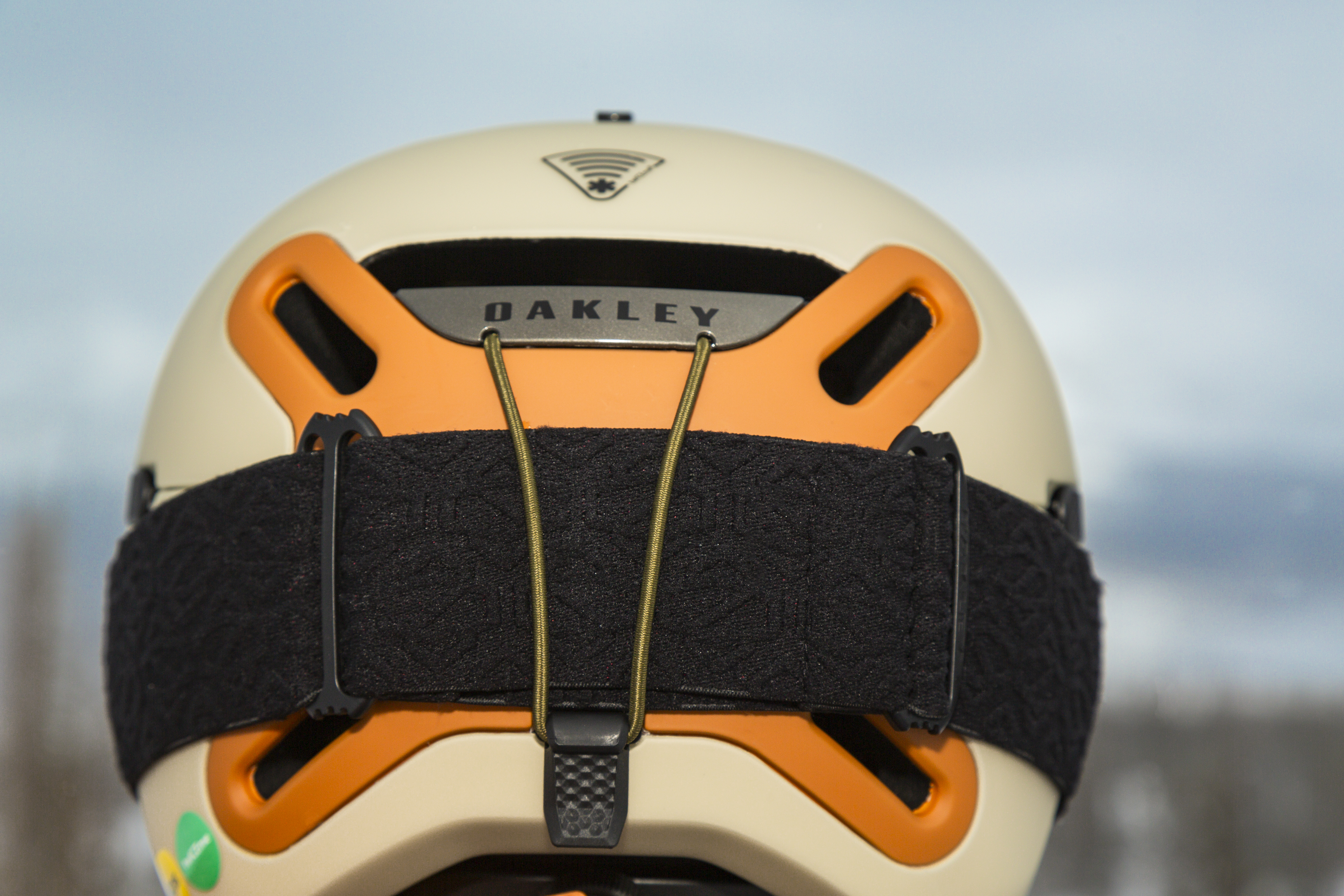 OAKLEY®がバックカントリーに特化したスノーヘルメットMODBCを発売